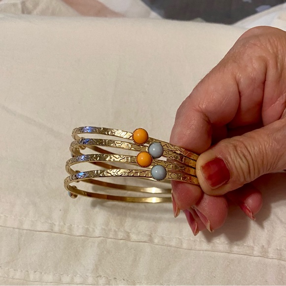 Pretty set of 4 Bangles with colored beads. - Picture 3 of 9